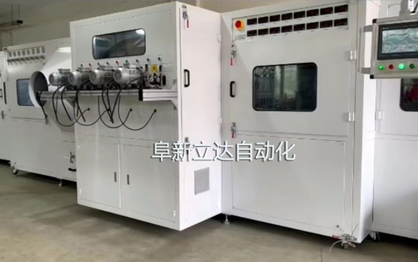 PJ-8八槍雙面自動(dòng)噴金機(jī)具有自動(dòng)除塵、智能雙面、整潔美觀、運(yùn)行穩(wěn)定的特點(diǎn)，阜新立達(dá)自動(dòng)化裝備有限公司